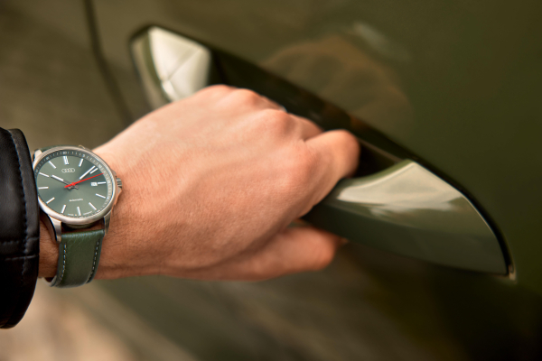 3102500100_Audi_Collection_Business_Automatikuhr_silber_gruen_0.jpg