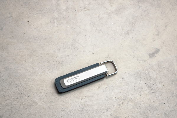 Audi Schlüsselanhänger Q8, silber/schwarz
